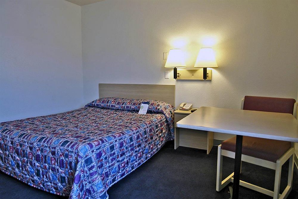 Americas Best Value Inn East Peoria Buitenkant foto