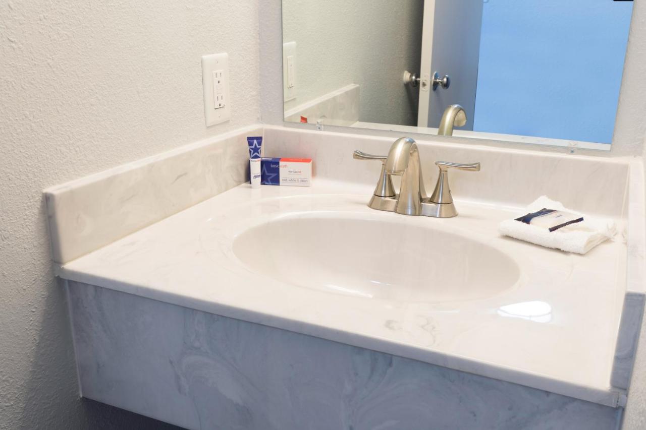 Americas Best Value Inn East Peoria Buitenkant foto